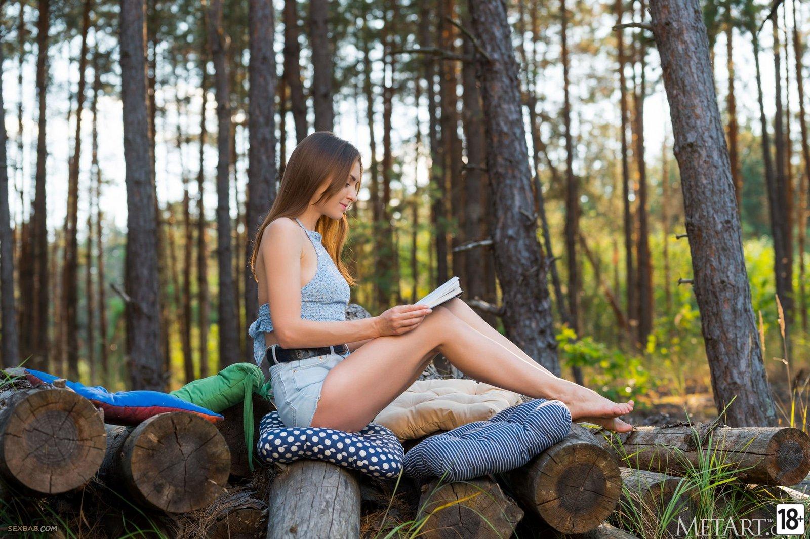 Порно фотосессия в лесу: Шатенка с аккуратными титьками и упругой попкой