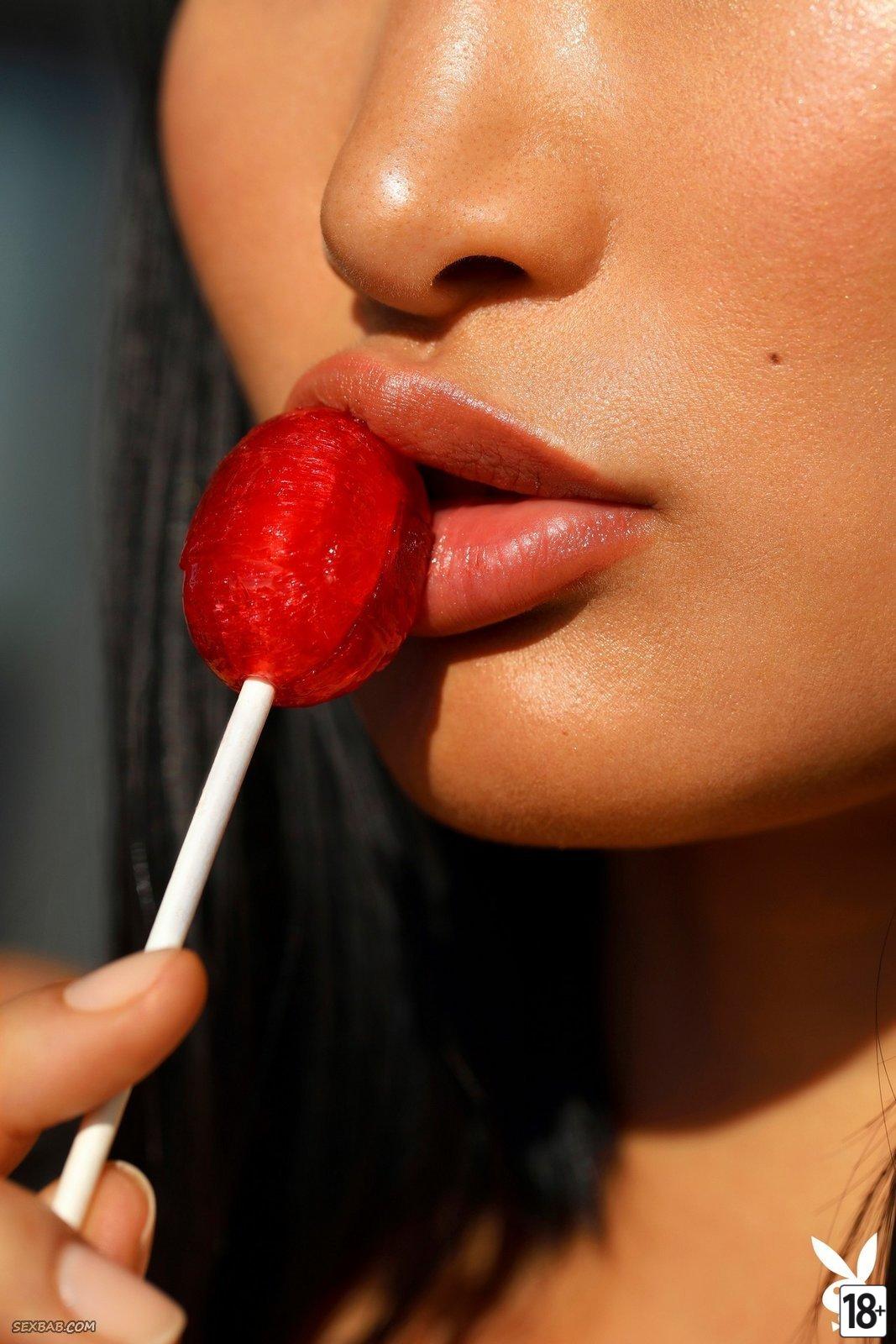 Экзотическая красотка из PlayBoy показывает свои буфера в разных купальниках!