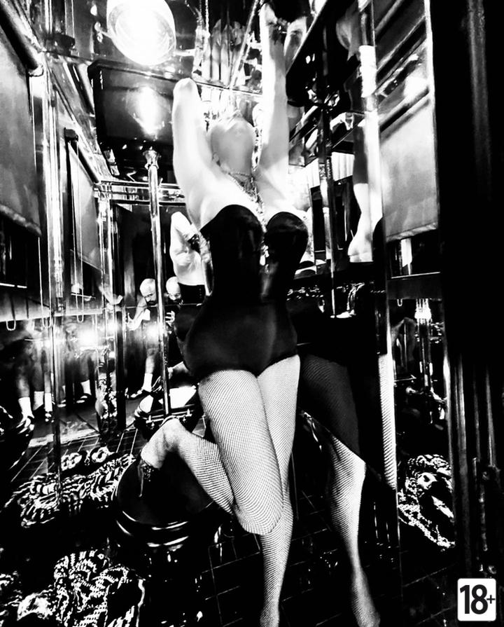 Мадонна: фотосессия в кабинке туалета — фотки классные!