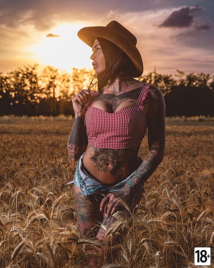 Расписные девушки: татуированные красавицы на фотографиях