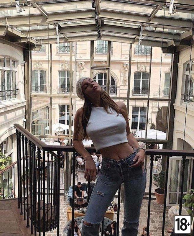 Фото без лифчиков: девушки на улице