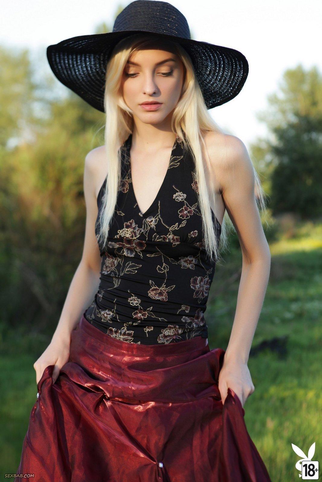 Эротическая фотосессия на крыше: украинка в необычном наряде