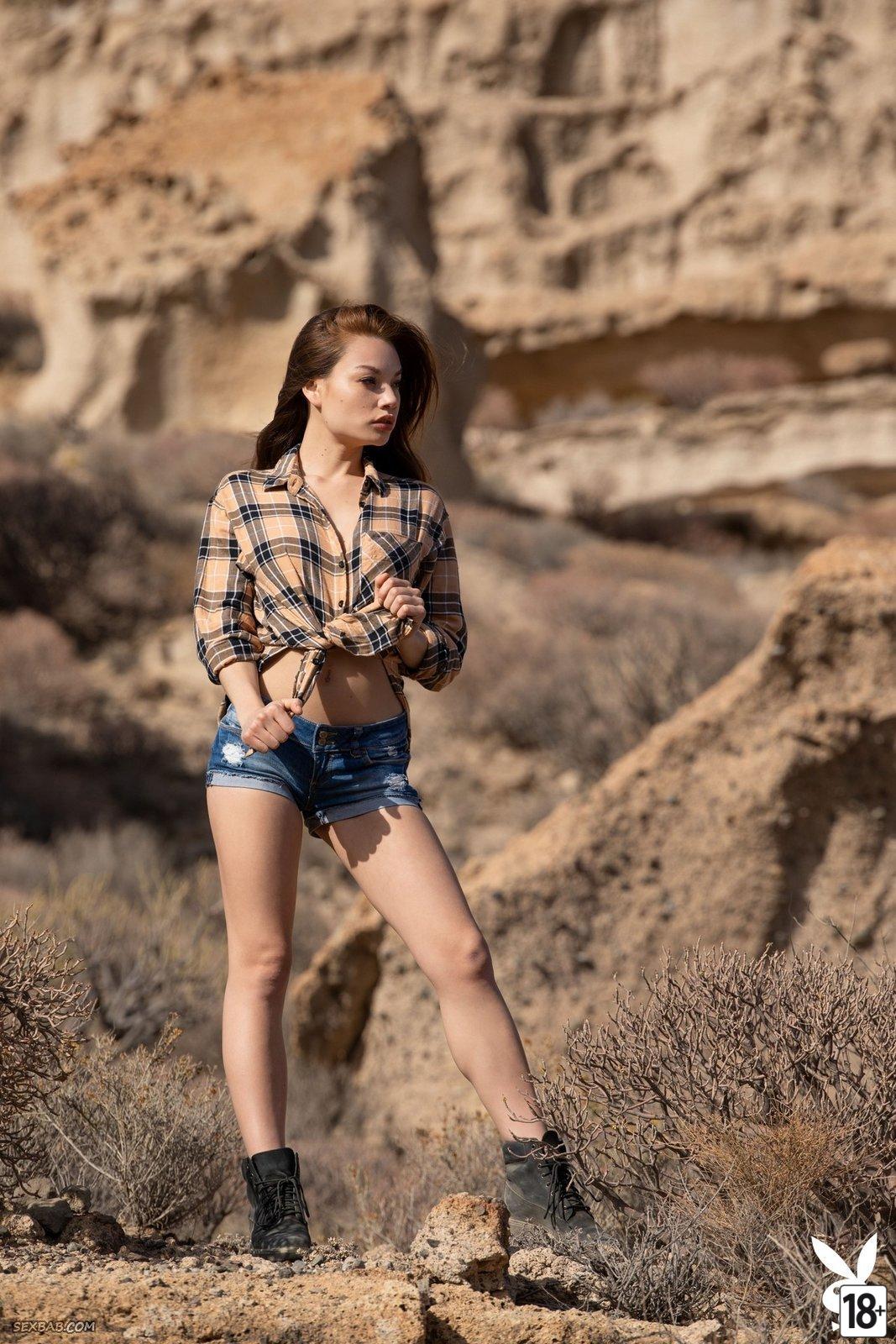 Красивая девушка с шикарными сиськами позирует на природе