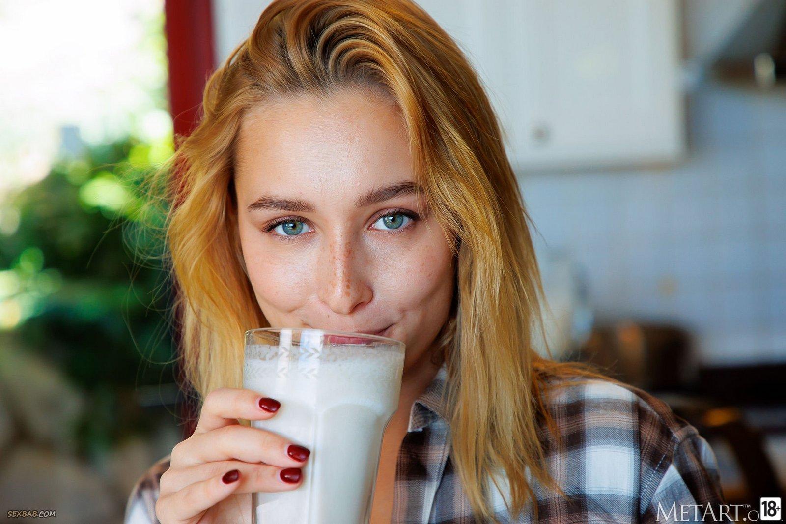 Телка с волосатым лобком раскрывает рогатку и дразнит своей киской на видео