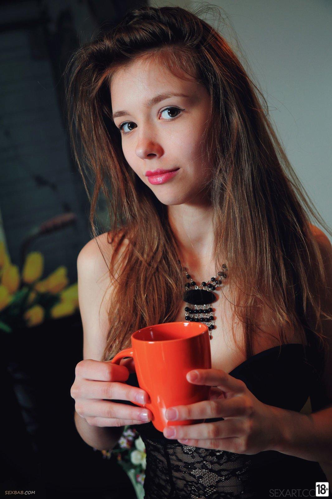 Молодая девушка с красивой внешностью показала естественные висячие груди и возбуждающие движения