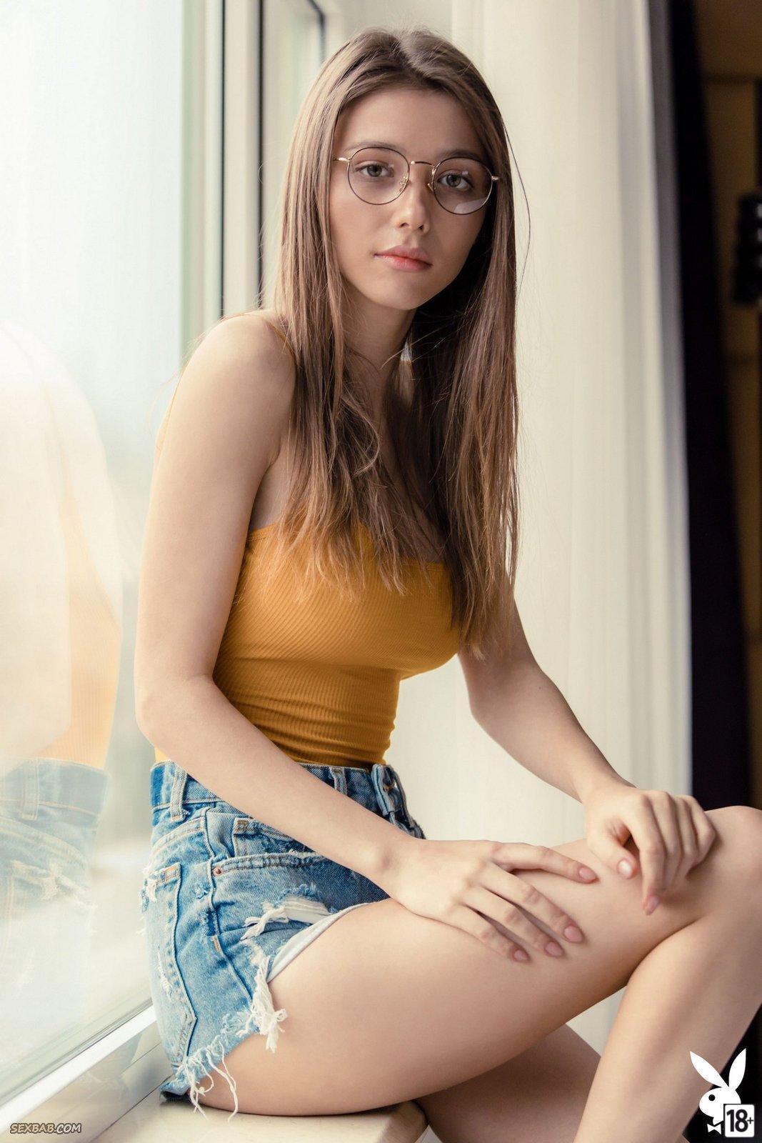 Студентка в очках оголила натуральную грудь сексуально и провокационно