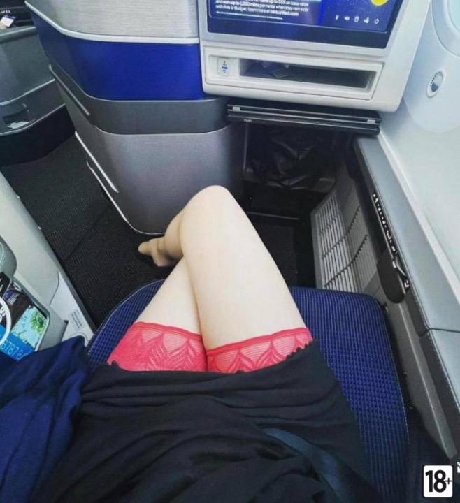 Раздеваем стюардесс! Сексуальные авиадевушки на высоте!