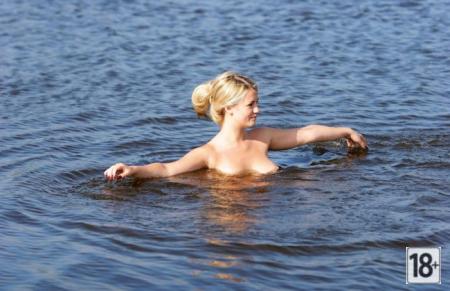 Гарячі голі красуні з відпочинку 18+