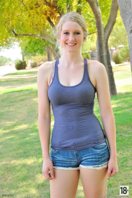 Горячая блонда оголила сочные сиськи и гладкую щелку