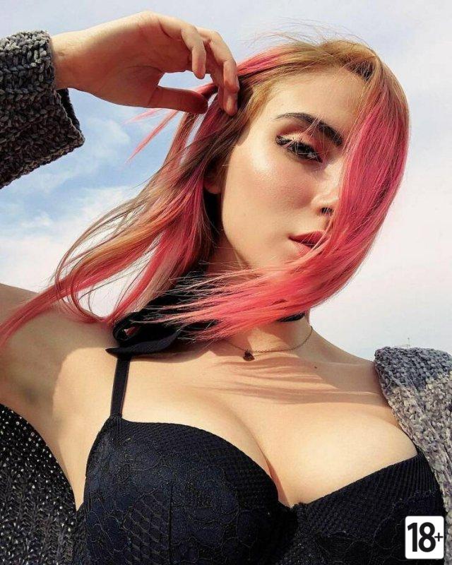 Разноцветные головы: волшебная красота девушки