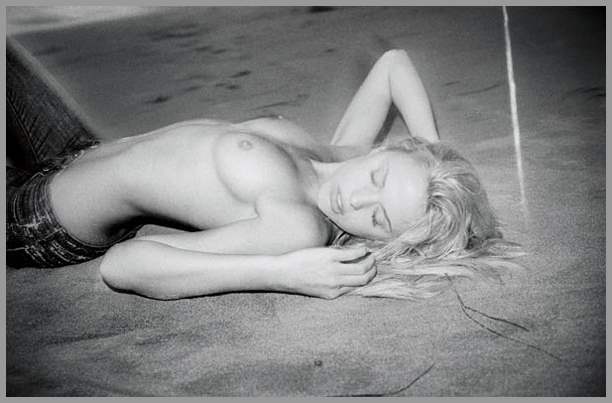 Топлес-фотосессия Кэндис Свейнпол (Candice Swanepoel)