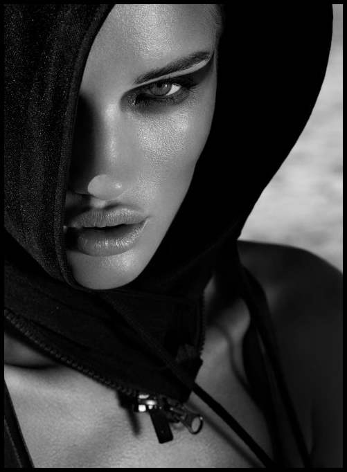 Топлес-фото Рози Хантингтон-Уайтли (Rosie Huntington-Whiteley) в журнале «Exit»