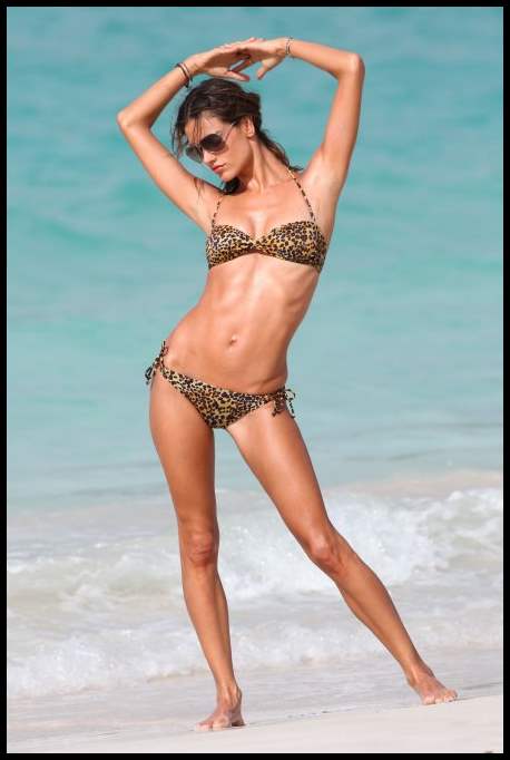Алессандра Амбросио (Alessandra Ambrosio) в фотосессии для Victoria’s Secret