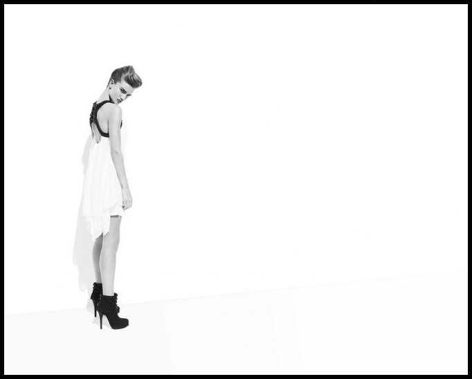 Рози Хантингтон-Уайтли (Rosie Huntington-Whiteley) обнажилась для рекламы бренда «Thomas Wylde»