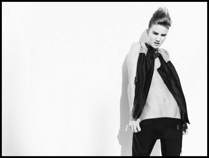 Рози Хантингтон-Уайтли (Rosie Huntington-Whiteley) обнажилась для рекламы бренда «Thomas Wylde»