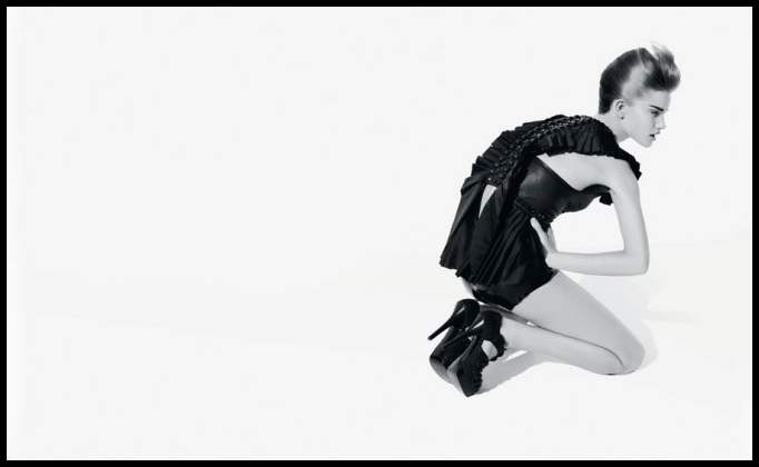 Рози Хантингтон-Уайтли (Rosie Huntington-Whiteley) обнажилась для рекламы бренда «Thomas Wylde»