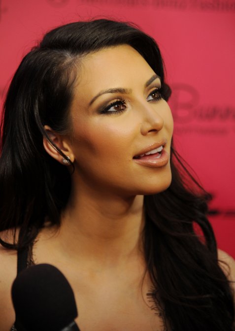 Ким Кардашян (Kim Kardashian) на показе новой коллекции купальников от бренда «Beach Bunny»