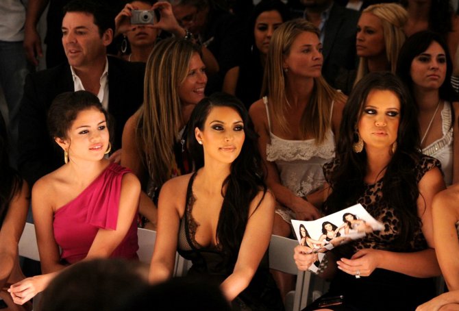 Ким Кардашян (Kim Kardashian) на показе новой коллекции купальников от бренда «Beach Bunny»