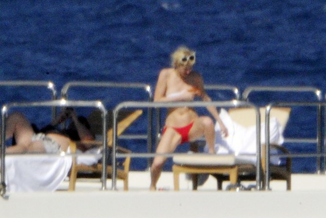 Пэрис Хилтон (Paris Hilton) топлес и просто на вечеринке (фото)