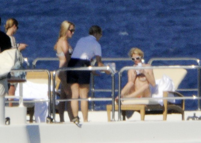 Пэрис Хилтон (Paris Hilton) топлес и просто на вечеринке (фото)