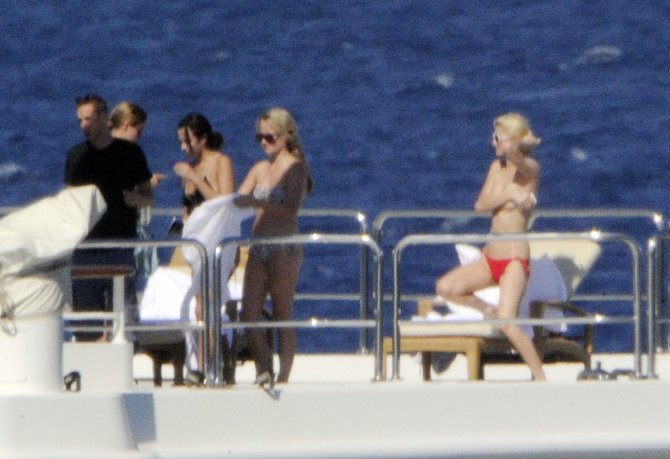 Пэрис Хилтон (Paris Hilton) топлес и просто на вечеринке (фото)