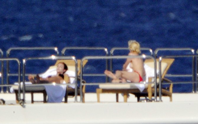 Пэрис Хилтон (Paris Hilton) топлес и просто на вечеринке (фото)