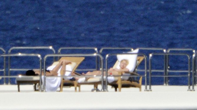 Пэрис Хилтон (Paris Hilton) топлес и просто на вечеринке (фото)