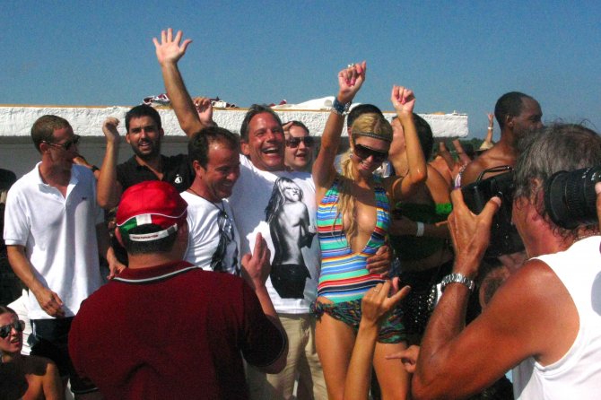 Пэрис Хилтон (Paris Hilton) топлес и просто на вечеринке (фото)