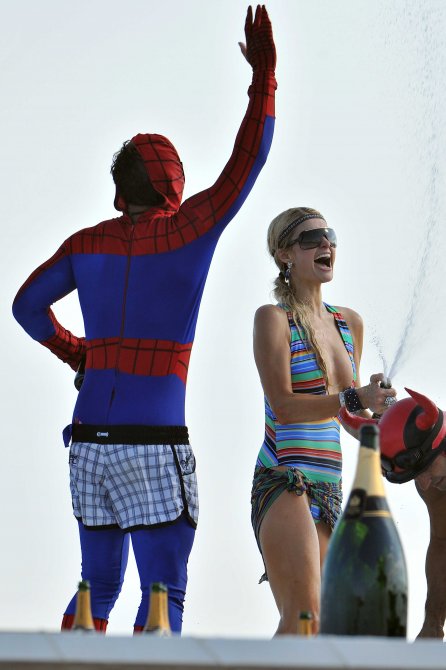 Пэрис Хилтон (Paris Hilton) топлес и просто на вечеринке (фото)