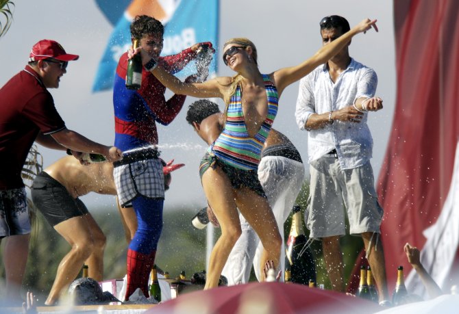 Пэрис Хилтон (Paris Hilton) топлес и просто на вечеринке (фото)