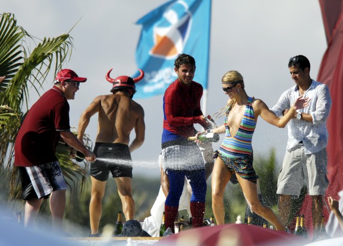 Пэрис Хилтон (Paris Hilton) топлес и просто на вечеринке (фото)