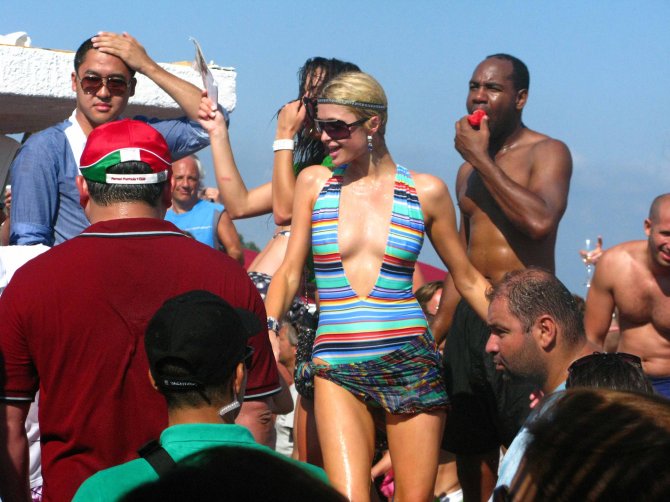 Пэрис Хилтон (Paris Hilton) топлес и просто на вечеринке (фото)