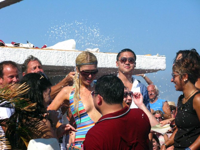 Пэрис Хилтон (Paris Hilton) топлес и просто на вечеринке (фото)