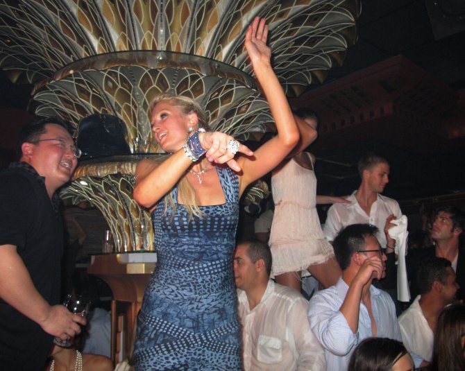 Пэрис Хилтон (Paris Hilton) топлес и просто на вечеринке (фото)