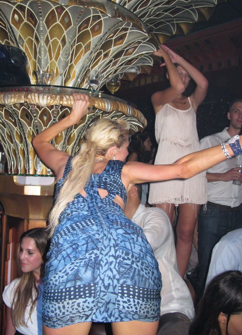 Пэрис Хилтон (Paris Hilton) топлес и просто на вечеринке (фото)
