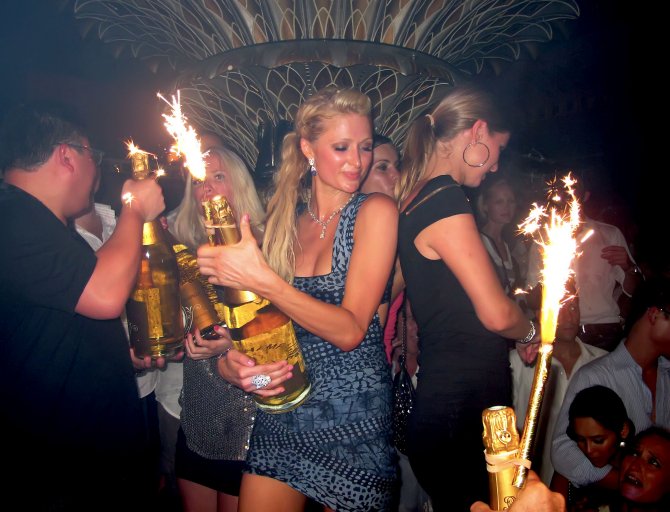 Пэрис Хилтон (Paris Hilton) топлес и просто на вечеринке (фото)