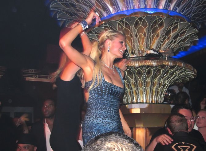 Пэрис Хилтон (Paris Hilton) топлес и просто на вечеринке (фото)