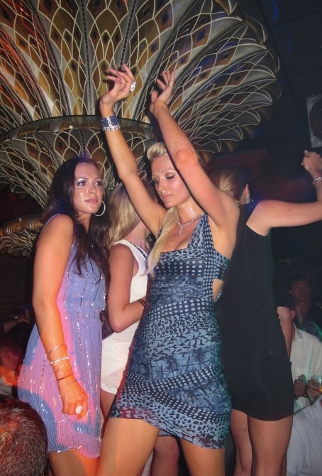 Пэрис Хилтон (Paris Hilton) топлес и просто на вечеринке (фото)