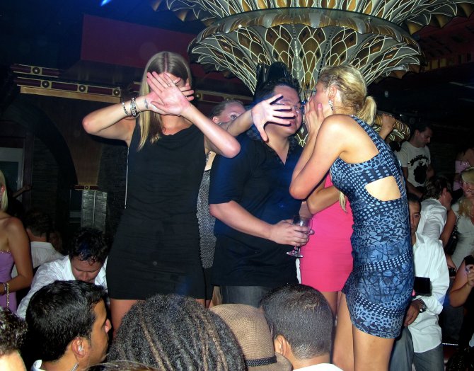 Пэрис Хилтон (Paris Hilton) топлес и просто на вечеринке (фото)