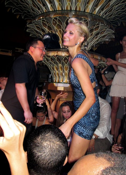 Пэрис Хилтон (Paris Hilton) топлес и просто на вечеринке (фото)