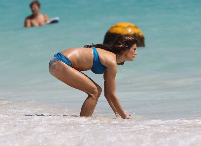 Алессандра Амбросио (Alessandra Ambrosio) на пляже Сент-Бартс