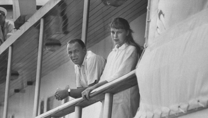 Седина в бороду – бес в ребро многим знаменитостям