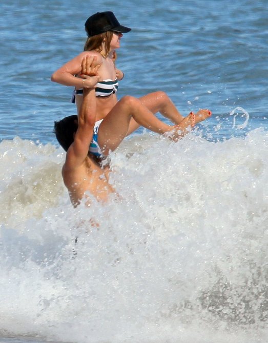 Аврил Лавин (Avril Lavigne) обнажила грудь на пляже Малибу