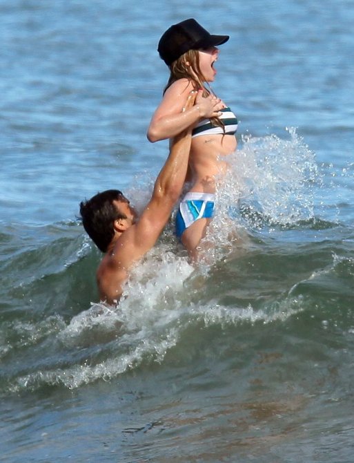 Аврил Лавин (Avril Lavigne) обнажила грудь на пляже Малибу