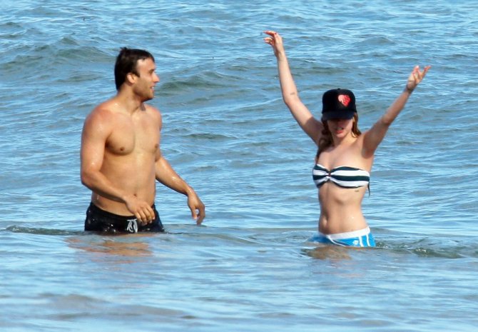 Аврил Лавин (Avril Lavigne) обнажила грудь на пляже Малибу