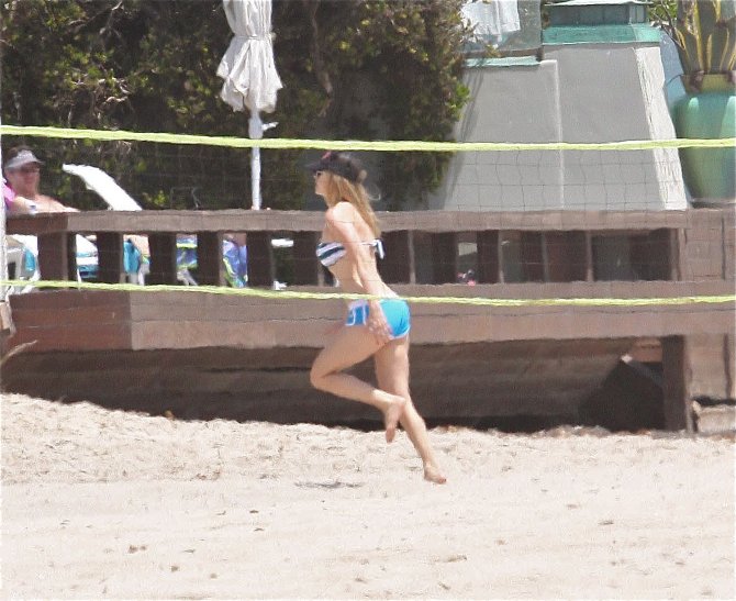 Аврил Лавин (Avril Lavigne) обнажила грудь на пляже Малибу