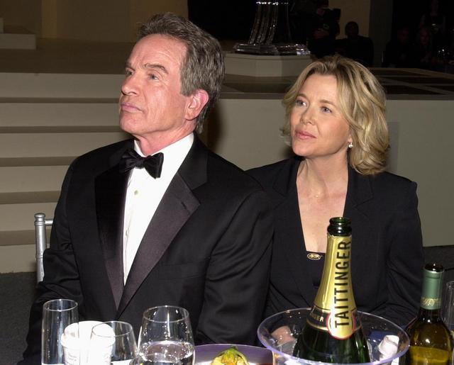 Седина в бороду – бес в ребро многим знаменитостям