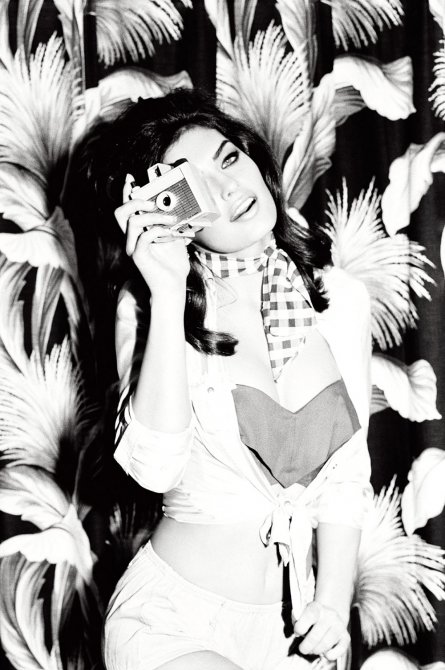 Алиса Миллер (Alyssa Miller) в стиле ретро для Guess