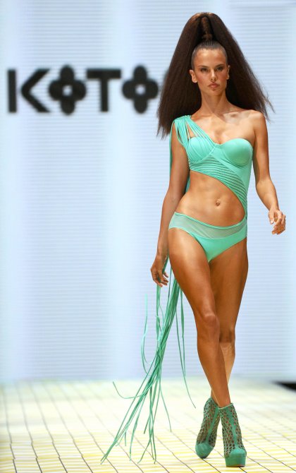 Алессандра Амбросио (Alessandra Ambrosio) на показе мод «Koton Beachwear Show»