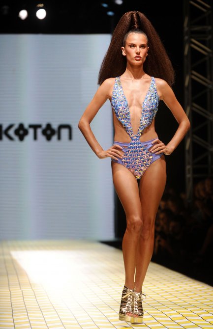Алессандра Амбросио (Alessandra Ambrosio) на показе мод «Koton Beachwear Show»
